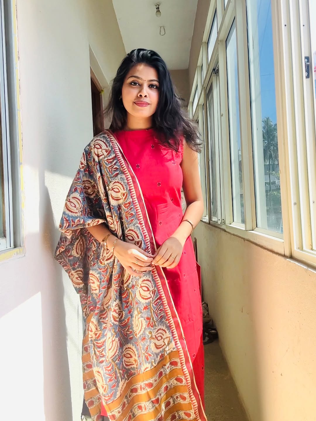 Sara sleeveless red with collar neck and duppata