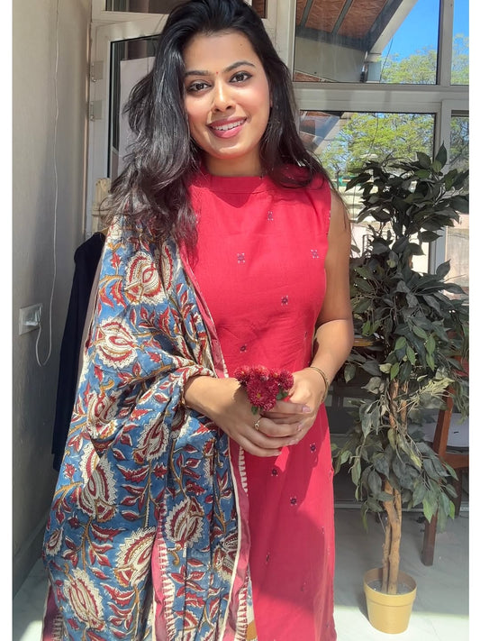 Sara sleeveless red with collar neck and duppata